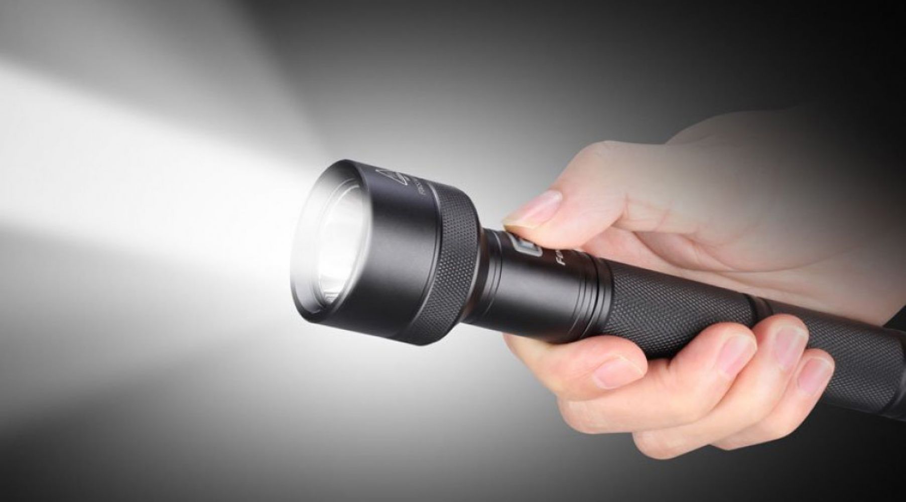 Покажи фонарь. Ручной фонарь Fenix e50. ФЛЭШЛАЙТ Flashlight. Фонарик в руке. Фонарик светит.